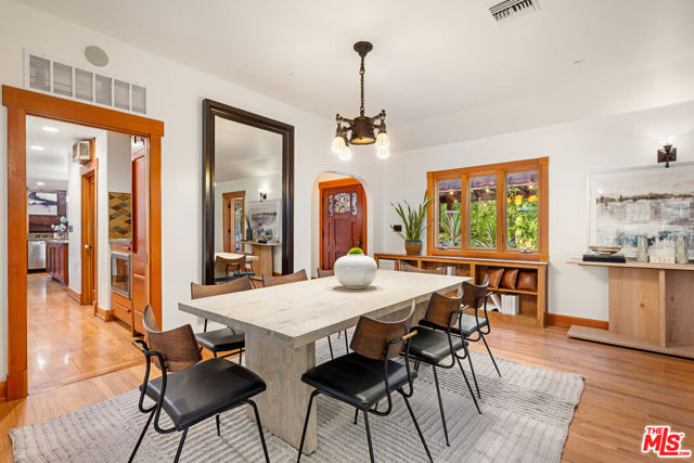 5045 Oakdale Avenue, Woodland Hills CA: https://media.crmls.org/mediaz/829c2438-d00e-41f7-aea0-f5368a663448.jpg