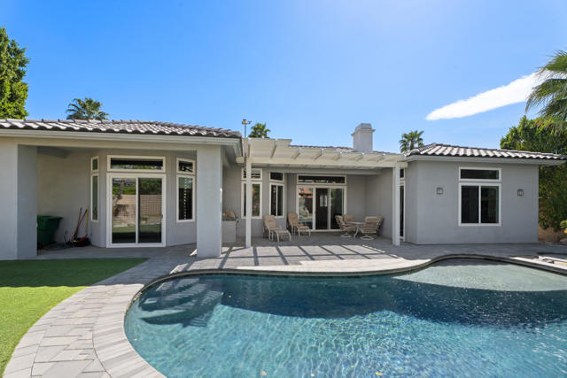 6 Taylor Avenue, Palm Desert CA: https://media.crmls.org/mediaz/829d47c8-5b8f-4cf5-b3aa-6176bd944a61.jpg