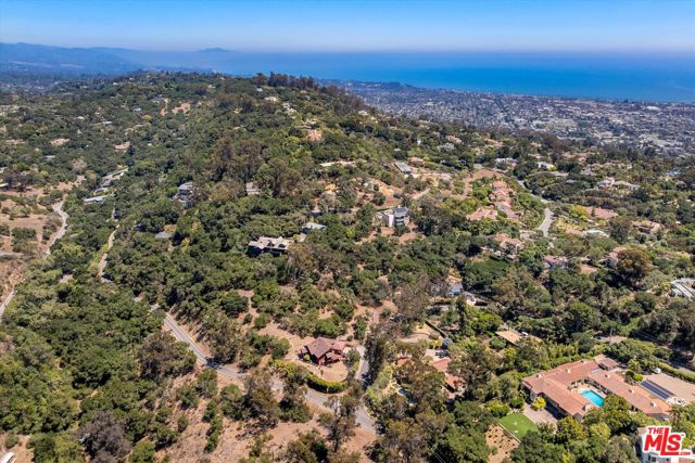 1060 Tremonto Road, Santa Barbara CA: https://media.crmls.org/mediaz/829d757e-9202-46c0-b143-8bb3c59d49de.jpg
