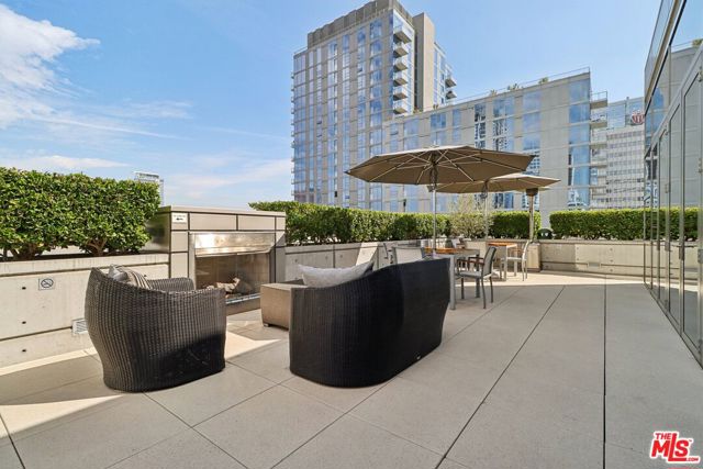 1155 S Grand Avenue, Los Angeles CA: https://media.crmls.org/mediaz/829e59b9-c987-4c7b-bb60-4899bbcfcb4e.jpg