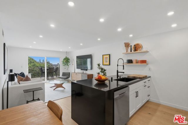 1230 Horn Avenue, 305