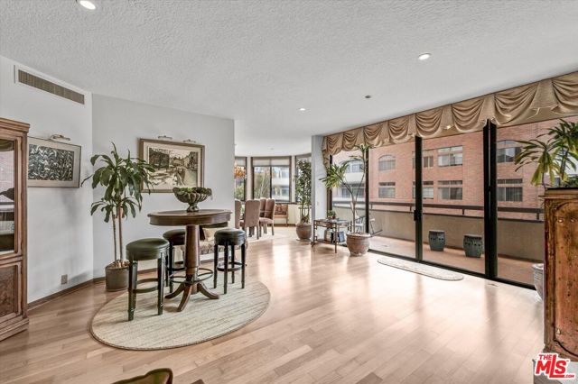 300 N Swall Drive, Beverly Hills CA: https://media.crmls.org/mediaz/829f7126-0102-41fd-b980-bff759cec1b9.jpg