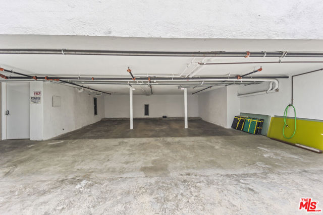 1254 9th Street, Santa Monica CA: https://media.crmls.org/mediaz/829f97e3-a3f4-4bc6-bec8-33d56fde943e.jpg