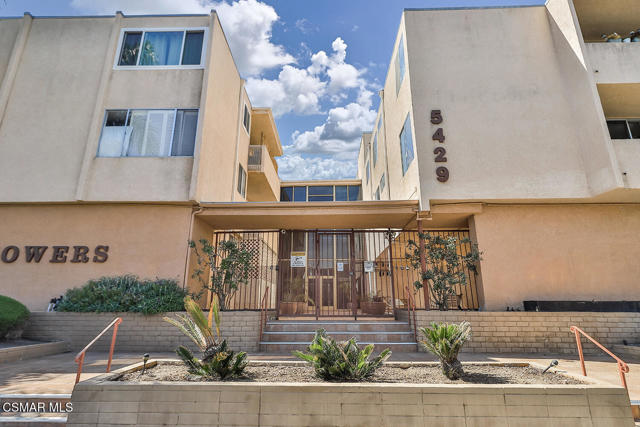 5429 Newcastle Avenue, Encino CA: https://media.crmls.org/mediaz/82a04f9a-a32b-4339-9866-75c4cb3d15ba.jpg