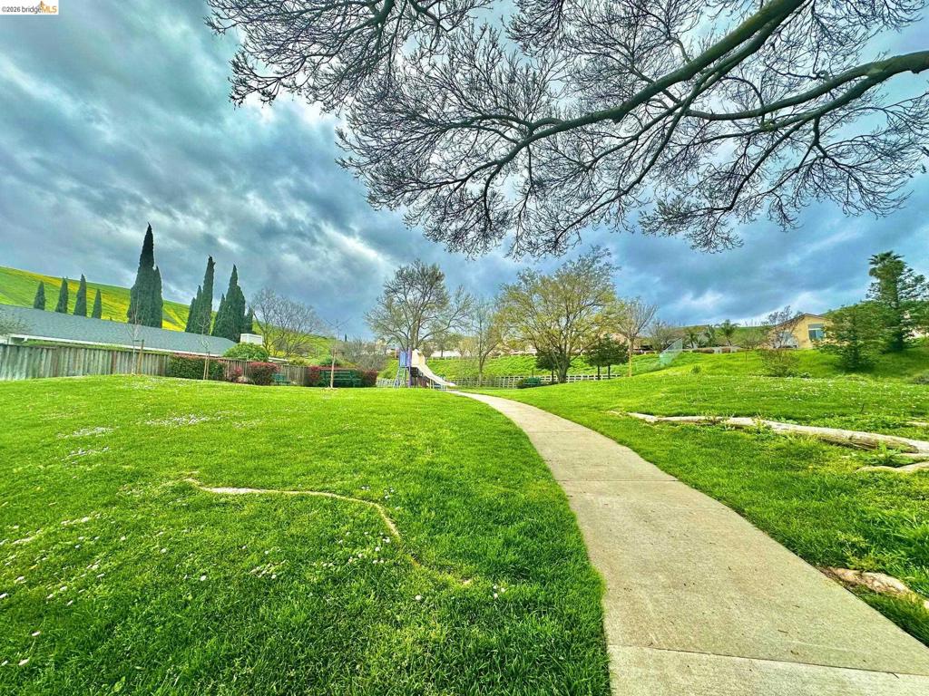 https://media.crmls.org/mediaz/82a08db7-32ee-4966-89aa-14102d7af78e.jpg?preset=X-Large
