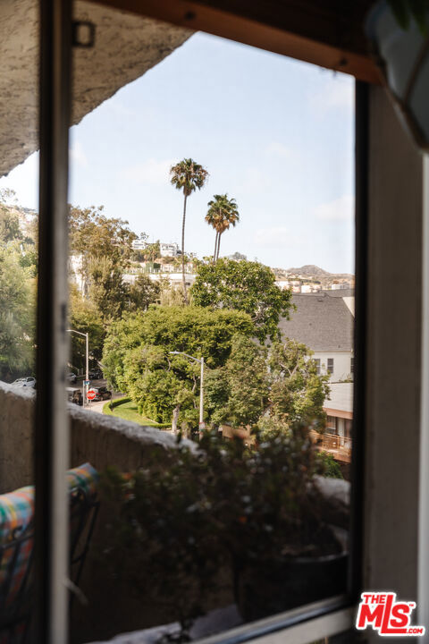 https://media.crmls.org/mediaz/82a1842f-75c2-47ef-90f8-86198cc49dc5.jpg?preset=X-Large