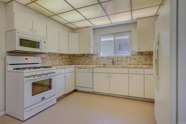 1161 W Westmont Ave, Hemet CA: https://media.crmls.org/mediaz/82a231b7-fa86-406b-b305-ad6a3b092dc2.jpg