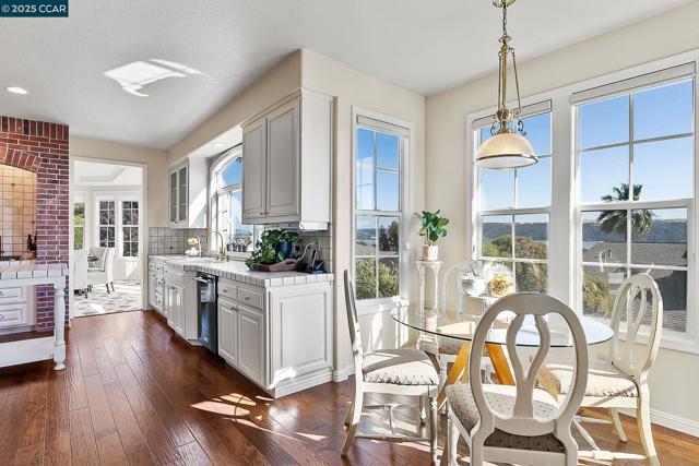 1620 Saint Francis Ct, Benicia CA: https://media.crmls.org/mediaz/82a3180a-8c5c-477e-a9e4-a99640662898.jpg