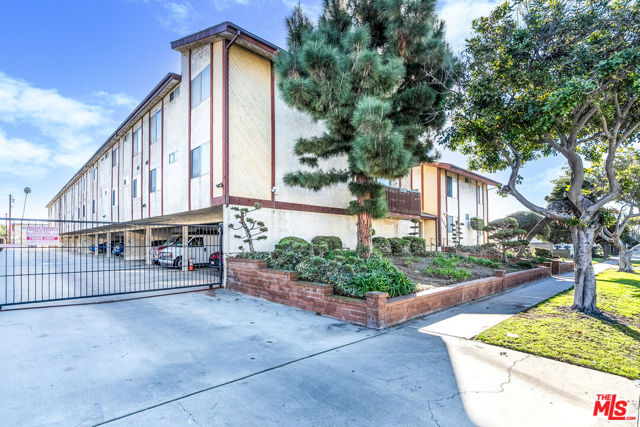 15214 S Raymond Avenue, Gardena CA: https://media.crmls.org/mediaz/82a3ccca-19ef-4b4a-8143-603fd8f2e938.jpg