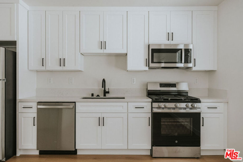 https://media.crmls.org/mediaz/82a3d257-48b1-476a-aec9-936bfb7f112b.jpg?preset=X-Large