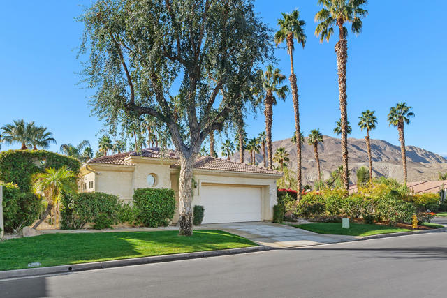 2 Vistara Drive, Rancho Mirage CA: https://media.crmls.org/mediaz/82a3e735-cf98-4a6c-a3a1-364460dd9307.jpg