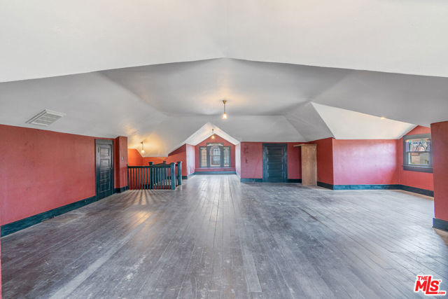 1049 Elden Avenue, Los Angeles CA: https://media.crmls.org/mediaz/82a47b64-62b1-4f7b-b3f3-a4cf12715640.jpg