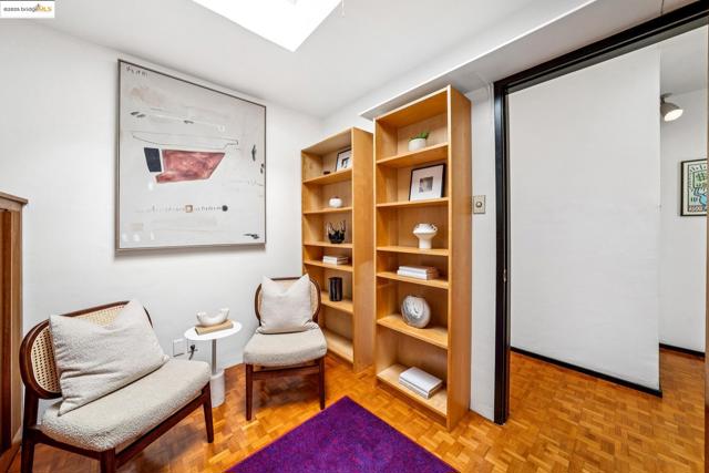 2760 Park Blvd, Oakland CA: https://media.crmls.org/mediaz/82a4858e-c914-4940-acee-370c6c97cf1f.jpg