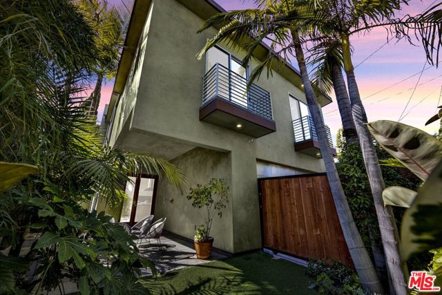 2336 Boone Avenue, Venice CA: https://media.crmls.org/mediaz/82a49903-ab93-47a9-b13c-993be45da9a6.jpg