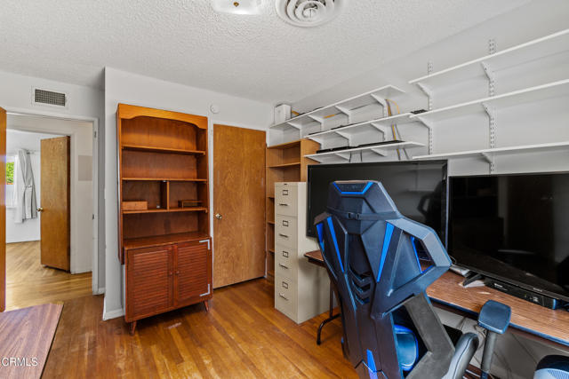 6449 Quakertown Avenue, Woodland Hills CA: https://media.crmls.org/mediaz/82a50fa7-70bc-40f9-96c9-b84667875a64.jpg