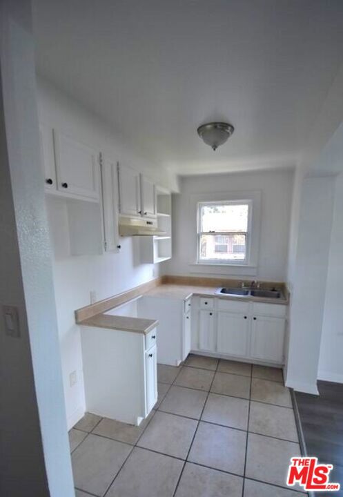 915 E 50th Street, Los Angeles CA: https://media.crmls.org/mediaz/82a56ce9-cb14-4d20-b20e-c27744593b91.jpg