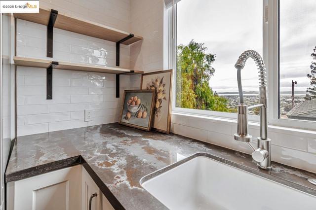 7900 Michigan Ave, Oakland CA: https://media.crmls.org/mediaz/82a580df-35ca-400f-ac7f-13fc0f323269.jpg