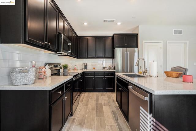 102 Coral St, Brentwood CA: https://media.crmls.org/mediaz/82a59100-38b0-4447-966f-bb0caa07bb6a.jpg