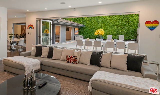 602 N Whittier Drive, Beverly Hills CA: https://media.crmls.org/mediaz/82a63e31-30ee-4f0b-8060-b511c774bcb3.jpg