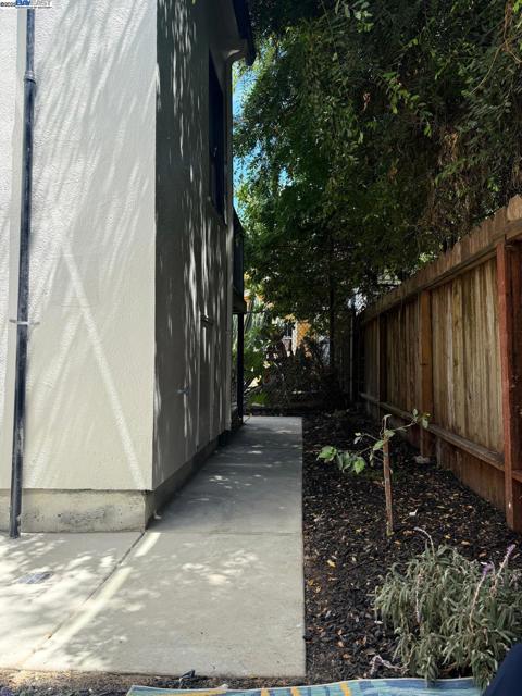 511 59Th St, Oakland CA: https://media.crmls.org/mediaz/82a72796-4dc3-48af-bce1-944a75f50779.jpg