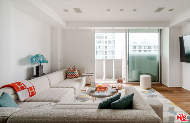 10375 Wilshire Boulevard, Los Angeles CA: https://media.crmls.org/mediaz/82a860c7-3126-46c3-b4c5-2bc346ac24d9.jpg