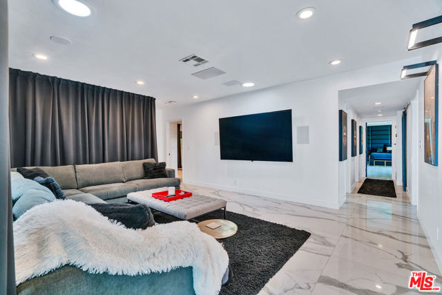 3001 Dona Nenita Place, Studio City CA: https://media.crmls.org/mediaz/82a8d92e-92be-4e75-af34-24f905e04837.jpg