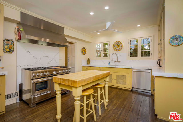 500 N Las Palmas Avenue, Los Angeles CA: https://media.crmls.org/mediaz/82a917af-645b-4421-997d-595a994e817d.jpg