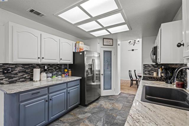 1860 Concannon Dr, Oakley CA: https://media.crmls.org/mediaz/82a9692d-c2f5-4f33-a150-b30d7261a552.jpg