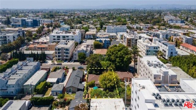 11816 Avon Way, Los Angeles CA: https://media.crmls.org/mediaz/82aad0b5-8575-4614-b4d3-eebcf42b3f7c.jpg