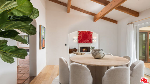 7046 Grasswood Avenue, Malibu CA: https://media.crmls.org/mediaz/82aaebb8-599d-472e-98e1-4734708bb958.jpg