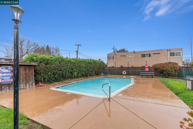 1560 Pine St, Concord CA: https://media.crmls.org/mediaz/82aca1f7-eece-44fa-808f-8fd4301f50ba.jpg