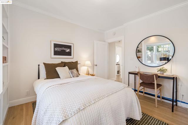 6314 Broadway Ter, Oakland CA: https://media.crmls.org/mediaz/82acc3f5-5734-4bf7-90e0-5695a0492f9d.jpg