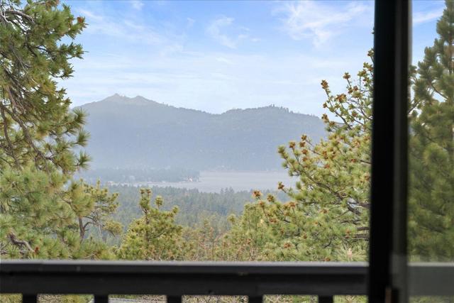 719 Villa Grove Avenue, Big Bear CA: https://media.crmls.org/mediaz/82afe75e-6d4d-4be4-8ef2-24753bbffd83.jpg