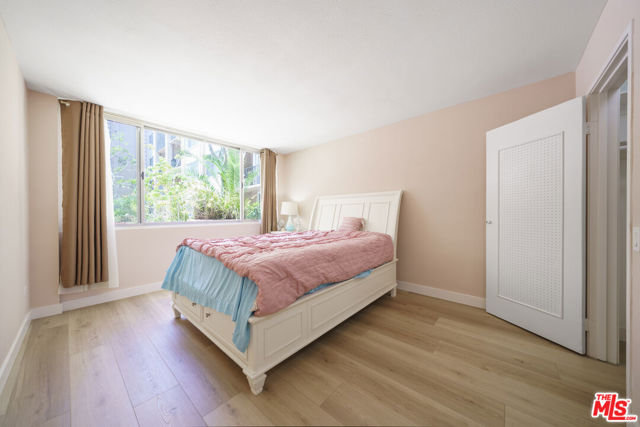 421 S La Fayette Park Place, Los Angeles CA: https://media.crmls.org/mediaz/82b03f6c-d93f-4b71-8e12-f1fedb001fe6.jpg
