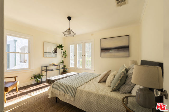 3010 11th Avenue, Los Angeles CA: https://media.crmls.org/mediaz/82b09e49-87ca-4696-98e9-833792687860.jpg