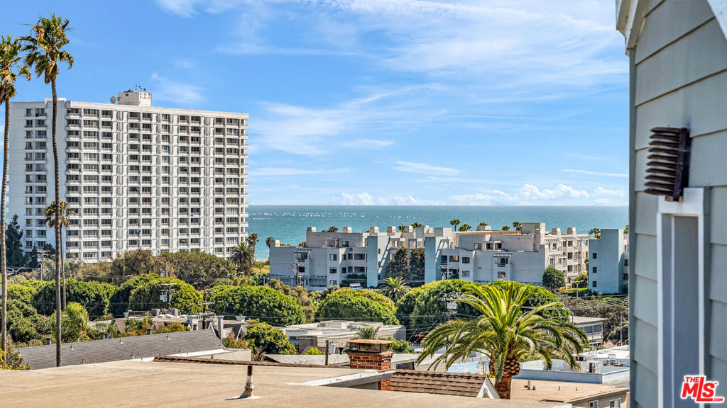https://media.crmls.org/mediaz/82b0b79d-7a88-4c8f-a0ff-7a912c68a639.jpg?preset=X-Large