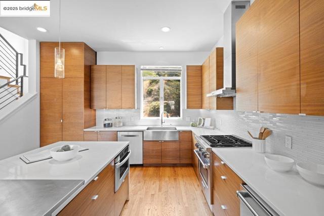678 Clipper St, San Francisco CA: https://media.crmls.org/mediaz/82b1d9b5-e631-4a21-a9e0-ed4b530ce5bb.jpg