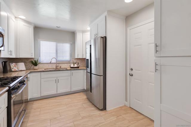 918 La Tierra Dr, San Marcos CA: https://media.crmls.org/mediaz/82b1ee6d-5475-4d46-ab04-8ebdab235299.jpg