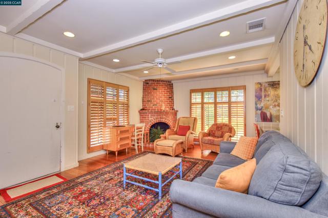 1679 Carmel Dr, Walnut Creek CA: https://media.crmls.org/mediaz/82b26c4c-9372-4a09-9b29-b6f6bf37d99e.jpg