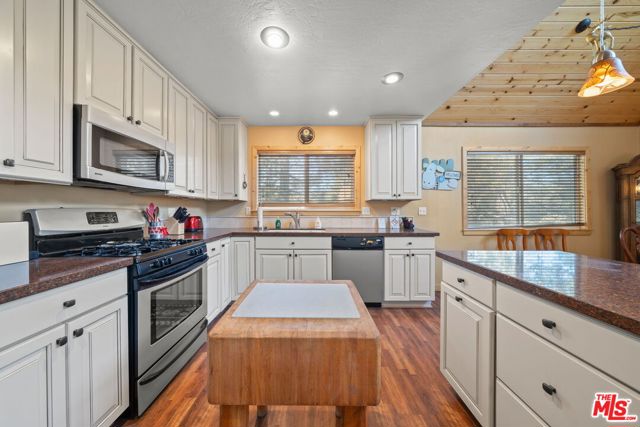 1037 H Lane, Big Bear City CA: https://media.crmls.org/mediaz/82b399f7-2c13-4796-b465-fa37eb36f42c.jpg