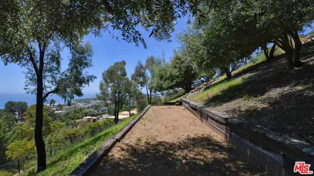 23806 Malibu Crest Drive, Malibu CA: https://media.crmls.org/mediaz/82b3c281-401d-4259-a382-f504380f92a4.jpg