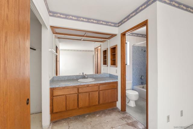 2818 Forest View Way, Carlsbad CA: https://media.crmls.org/mediaz/82b4b822-f285-4965-a804-0622b6b2fc07.jpg