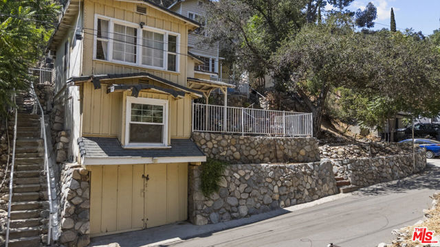 11344 Santol Drive, Sylmar CA: https://media.crmls.org/mediaz/82b54d7e-7950-4c18-b264-61b574f38e65.jpg