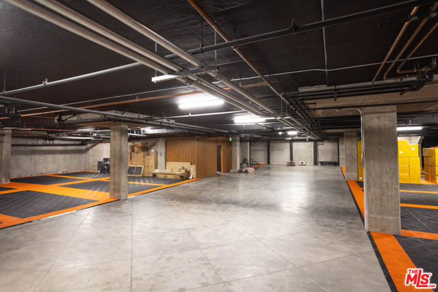 547 N Sweetzer Avenue, West Hollywood CA: https://media.crmls.org/mediaz/82b5a1d4-4b6b-4a6e-9421-5f5017b0a789.jpg