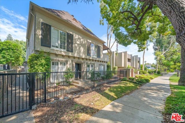 80 S Grand Avenue, Pasadena CA: https://media.crmls.org/mediaz/82b62c10-17ad-49e5-85f5-6789a43ed089.jpg
