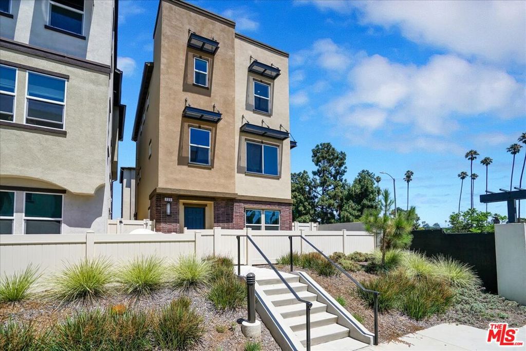 725 Daniel Freeman Circle