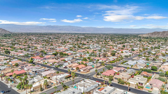 77440 Calle Ensenada, La Quinta CA: https://media.crmls.org/mediaz/82b6edbd-a058-4fc2-abfb-dd25f0d622c0.jpg