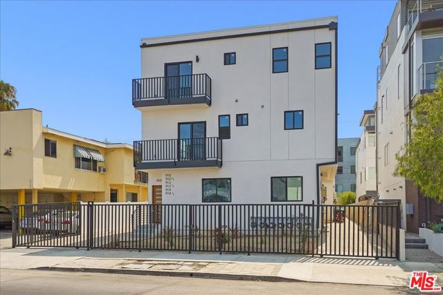 910 N Hudson Avenue, Los Angeles CA: https://media.crmls.org/mediaz/82b71b6f-ff0c-472f-9629-36f94c12ccaf.jpg