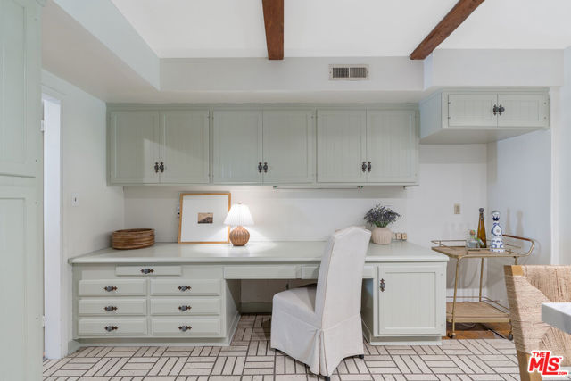 4835 Corbin Avenue, Tarzana CA: https://media.crmls.org/mediaz/82b8702b-414b-4621-b4ff-a90a064d9a13.jpg