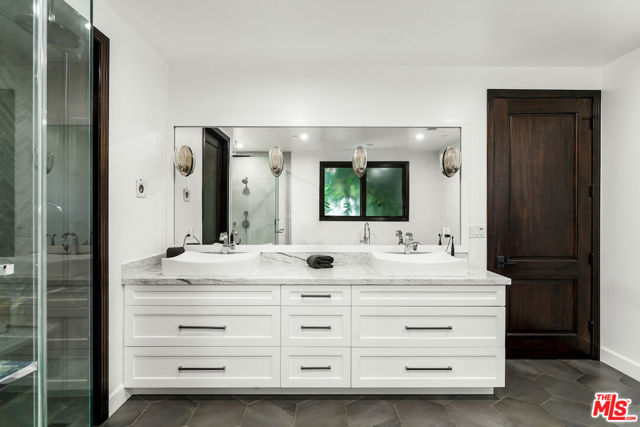 356 S Clark Drive, Beverly Hills CA: https://media.crmls.org/mediaz/82b90eb1-09d4-4428-86d5-c9d4cc20edc7.jpg